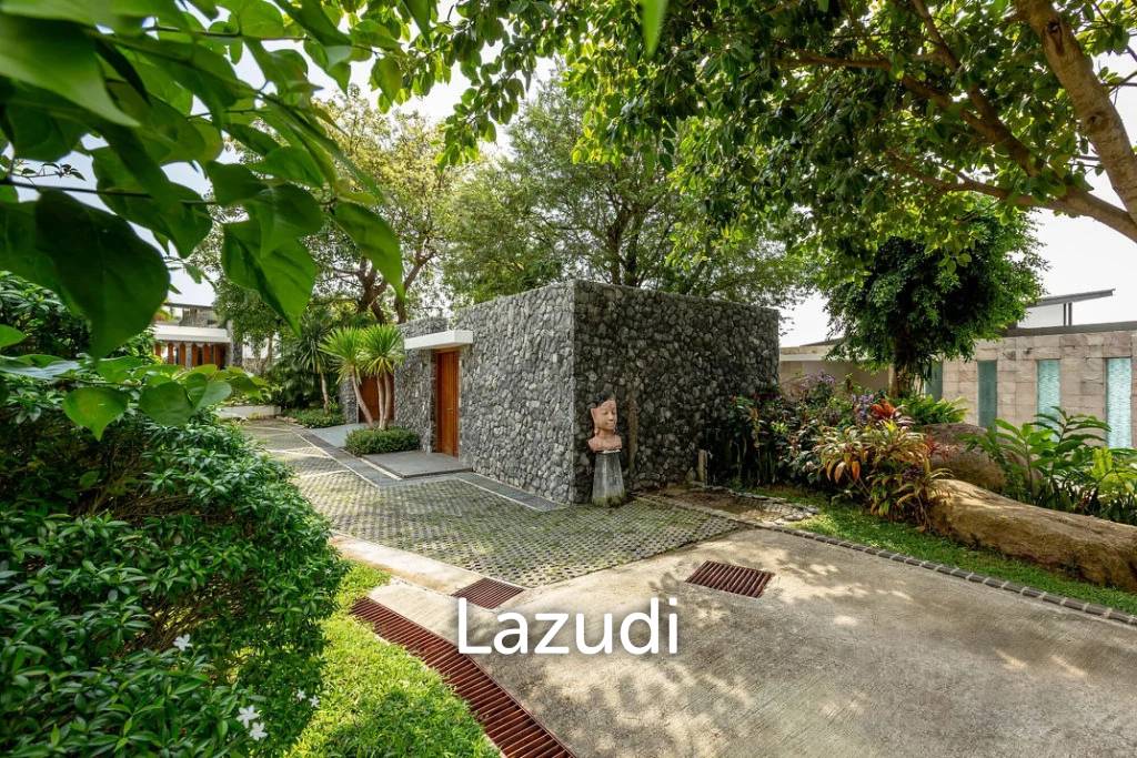 Luxury 5-Bed Villa with Panoramic Sunset Ocean Views