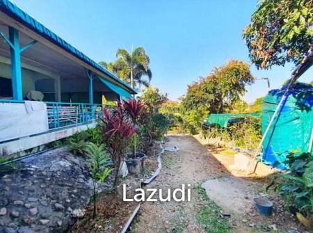 4 Bedrooms House with Warehouse/Shop For Sale