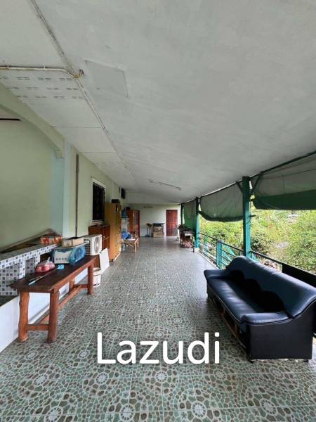4 Bedrooms House with Warehouse/Shop For Sale