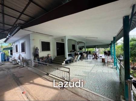 4 Bedrooms House with Warehouse/Shop For Sale