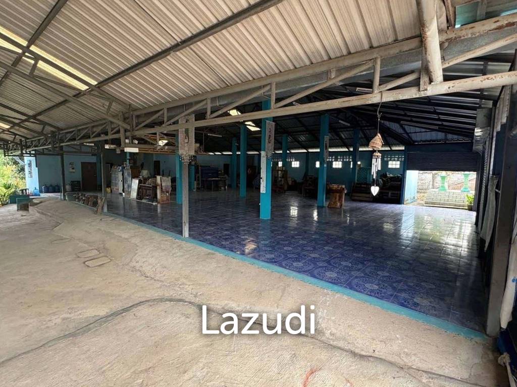 4 Bedrooms House with Warehouse/Shop For Sale