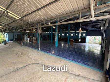 4 Bedrooms House with Warehouse/Shop For Sale