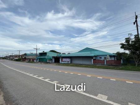 4 Bedrooms House with Warehouse/Shop For Sale