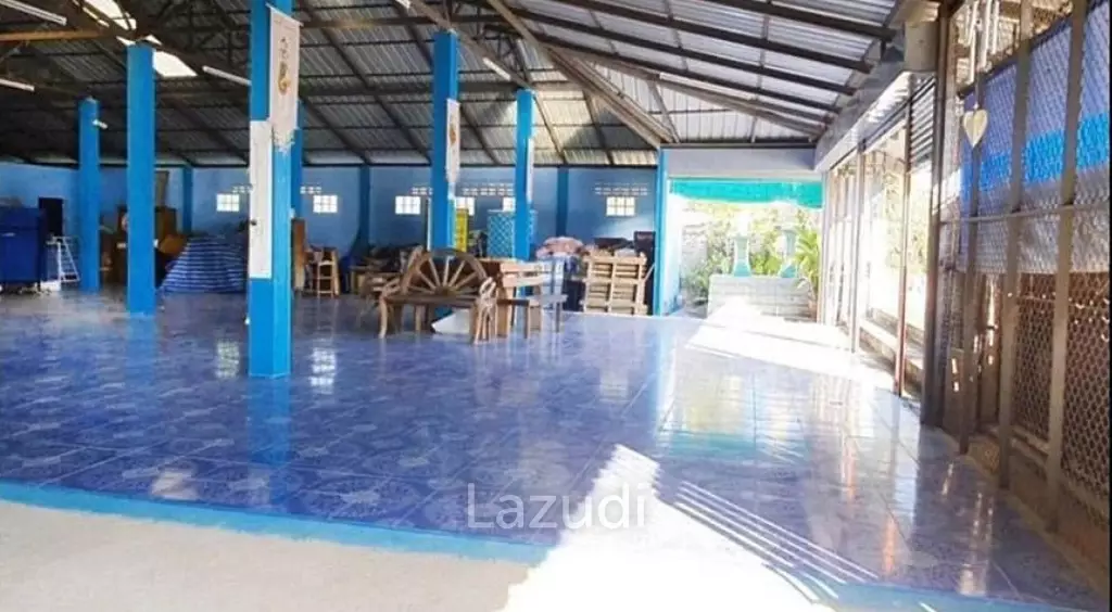 4 Bedrooms House with Warehouse/Shop For Sale