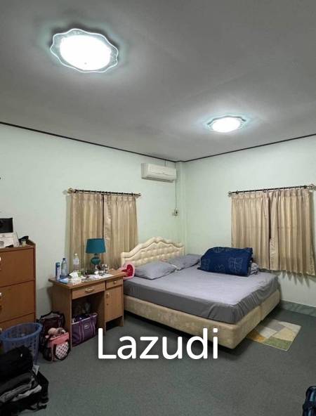 4 Bedrooms House with Warehouse/Shop For Sale