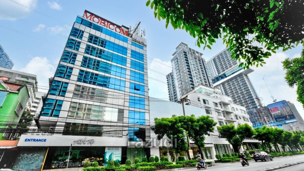 Retail Space for Rent on Naradhiwas Main Road, Sathorn – Prime Location!
