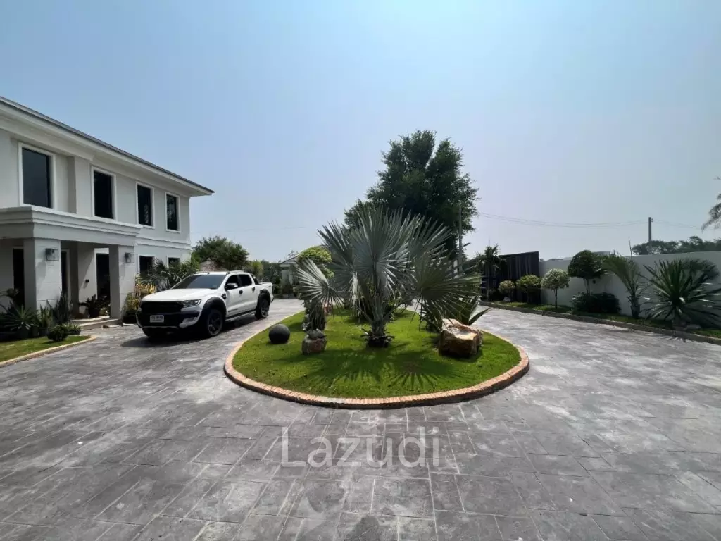 2 STOREY LUXURY VILLA ON SOI 102  : 5 bed in town