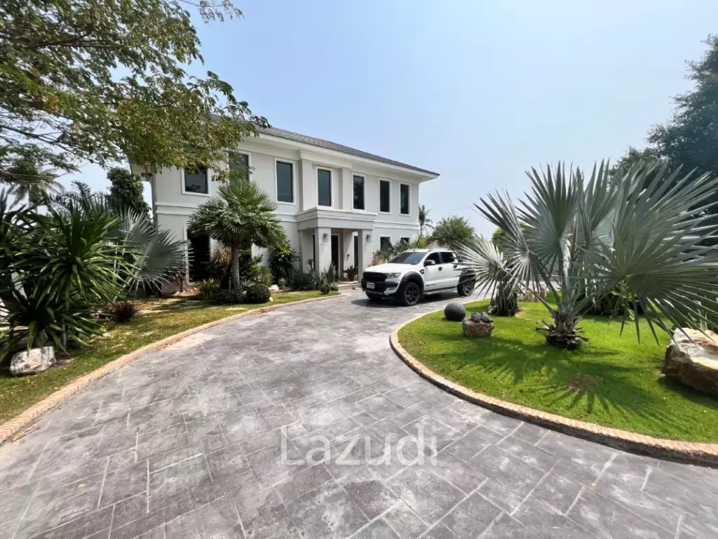 2 STOREY LUXURY VILLA ON SOI 102  : 5 bed in town
