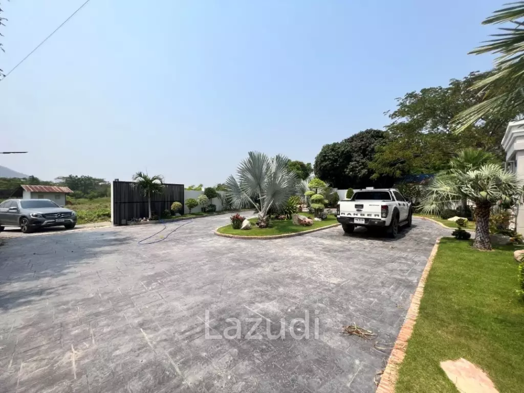 2 STOREY LUXURY VILLA ON SOI 102  : 5 bed in town