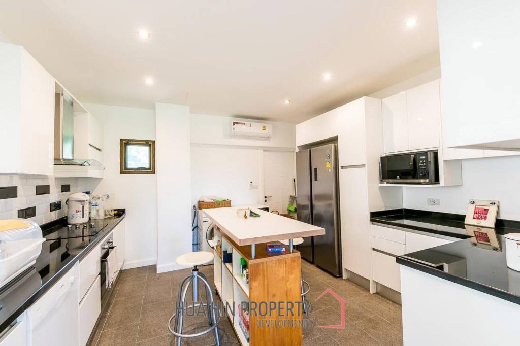 PALM HILL CONDO  : 3 bed ground floor unit