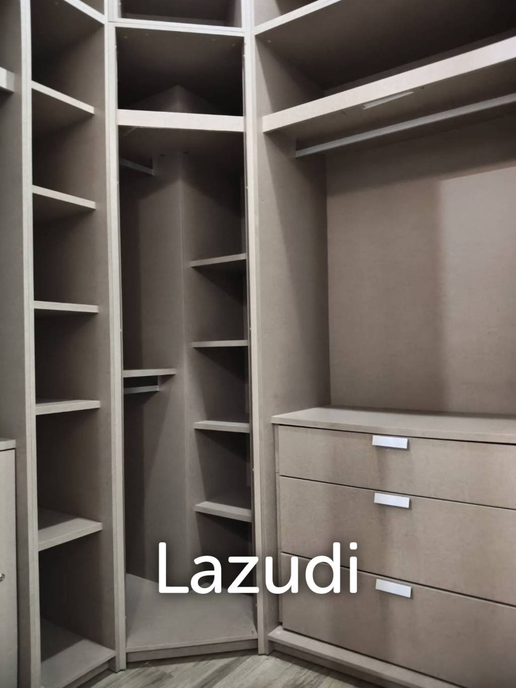 380 ตร.ม 3 เตียง 3 อาบน้ำ วิลล่า For ขาย