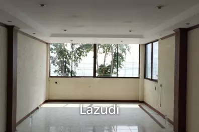 3 Story Building in Jomtien Beach