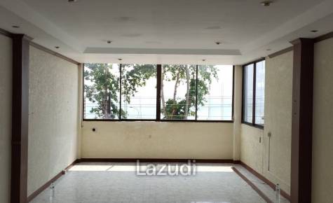 3 Story Building in Jomtien Beach