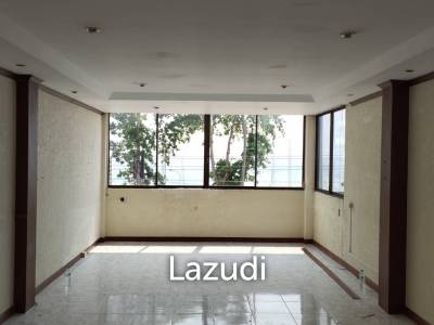 3 Story Building in Jomtien Beach