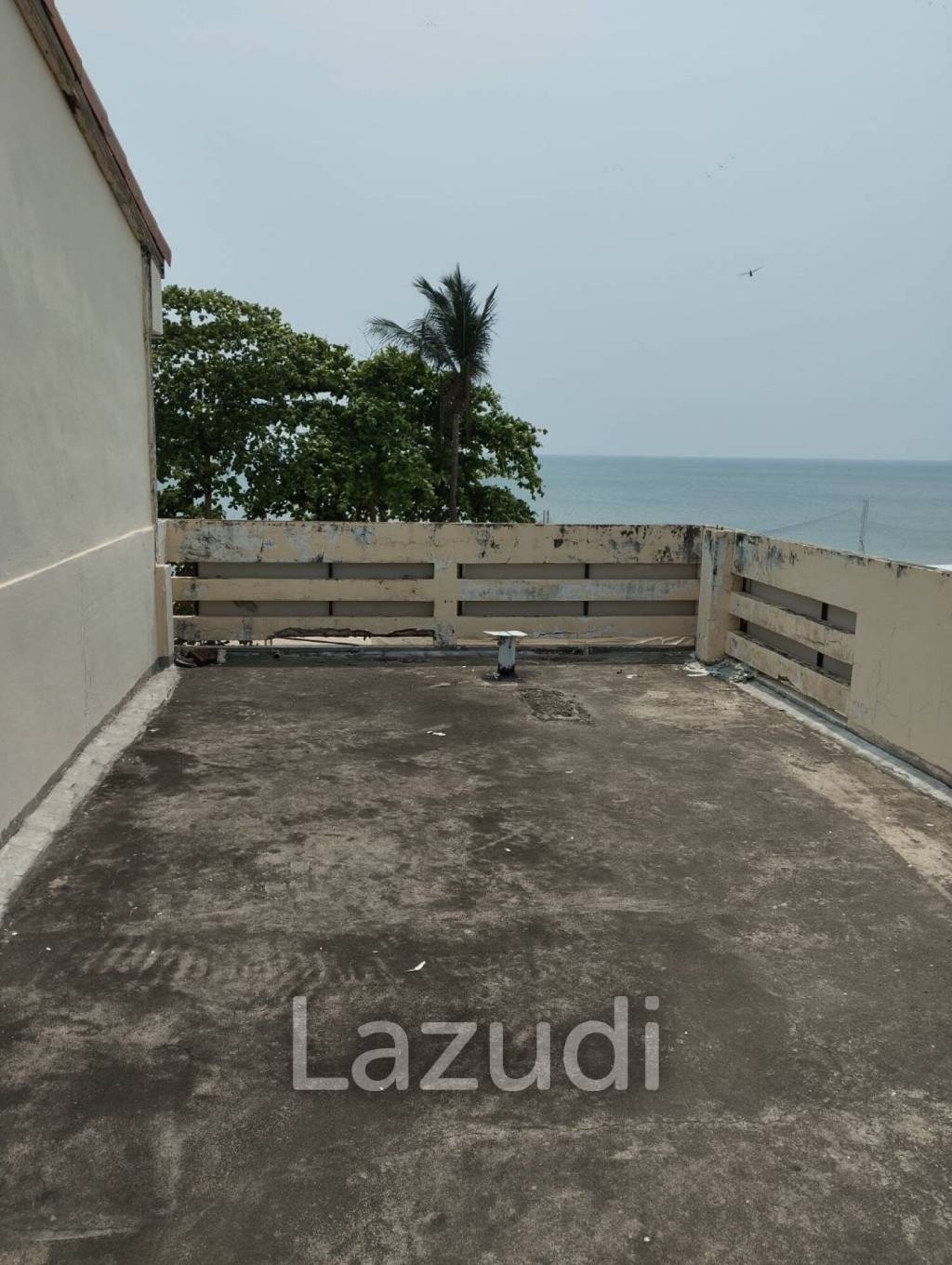 3 Story Building in Jomtien Beach