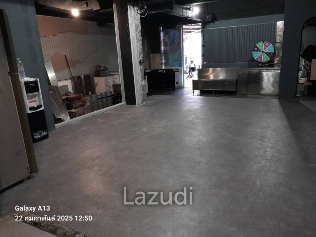 First Floor on Very Busy Thong Lo 10 with 100sqm seating additional space - Perfect for Restaurants, Wine Bar, Pub, etc