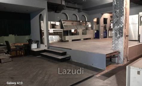 First Floor on Very Busy Thong Lo 10 with 100sqm seating additional space - Perfect for Restaurants, Wine Bar, Pub, etc