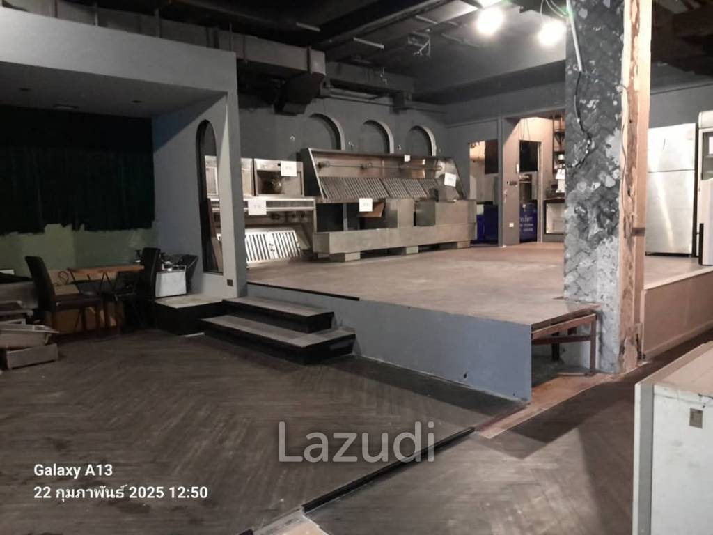 First Floor on Very Busy Thong Lo 10 with 100sqm seating additional space - Perfect for Restaurants, Wine Bar, Pub, etc