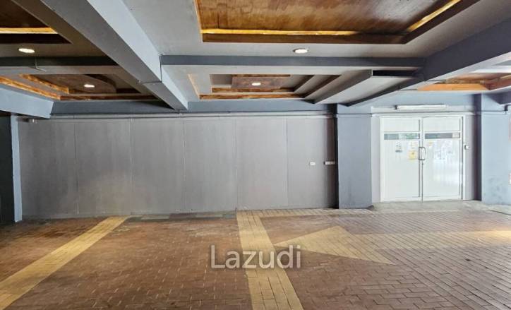 Food Hub and  Office Space Near BTS and Expressway