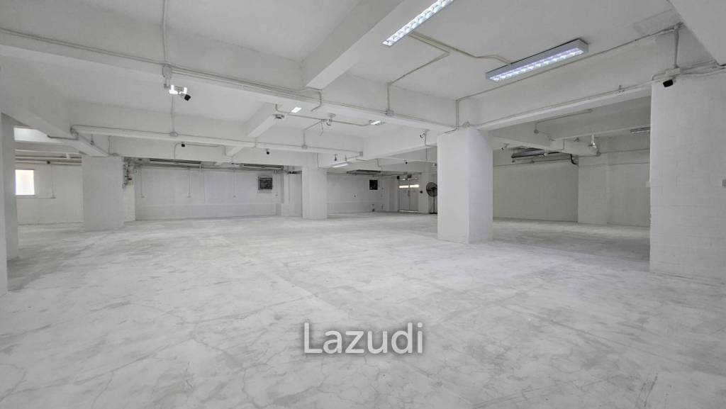 Food Hub and  Office Space Near BTS and Expressway