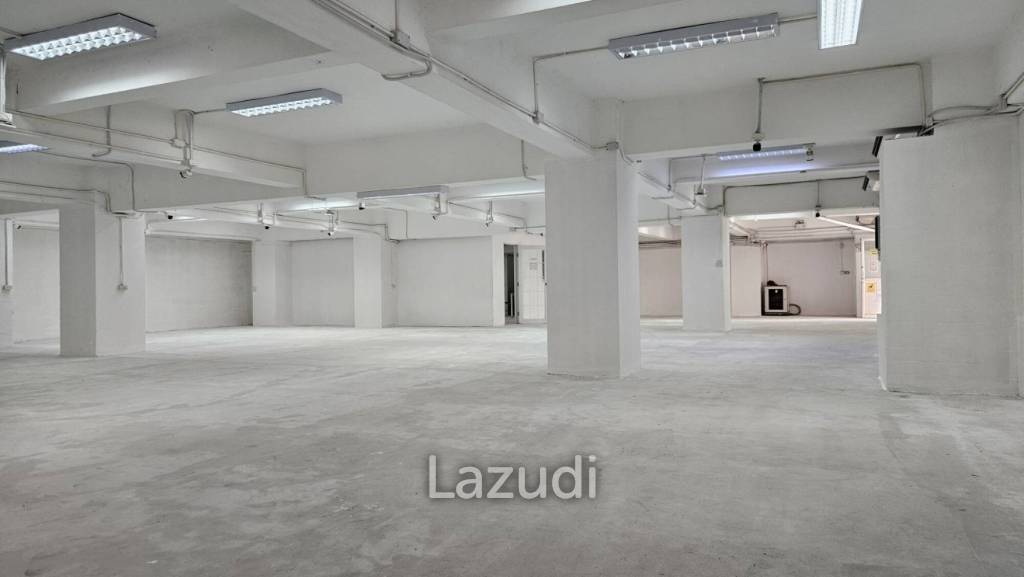 Food Hub and  Office Space Near BTS and Expressway