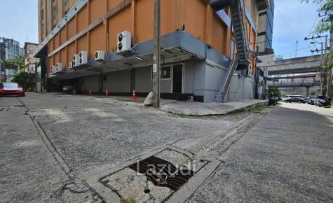 Food Hub and  Office Space Near BTS and Expressway