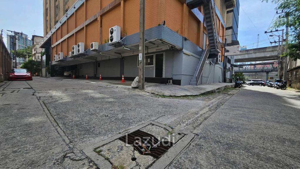 Food Hub and  Office Space Near BTS and Expressway