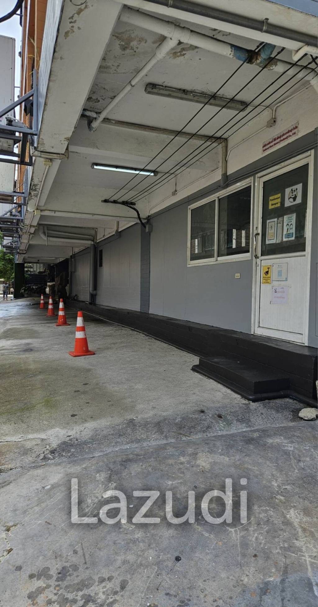 Food Hub and  Office Space Near BTS and Expressway