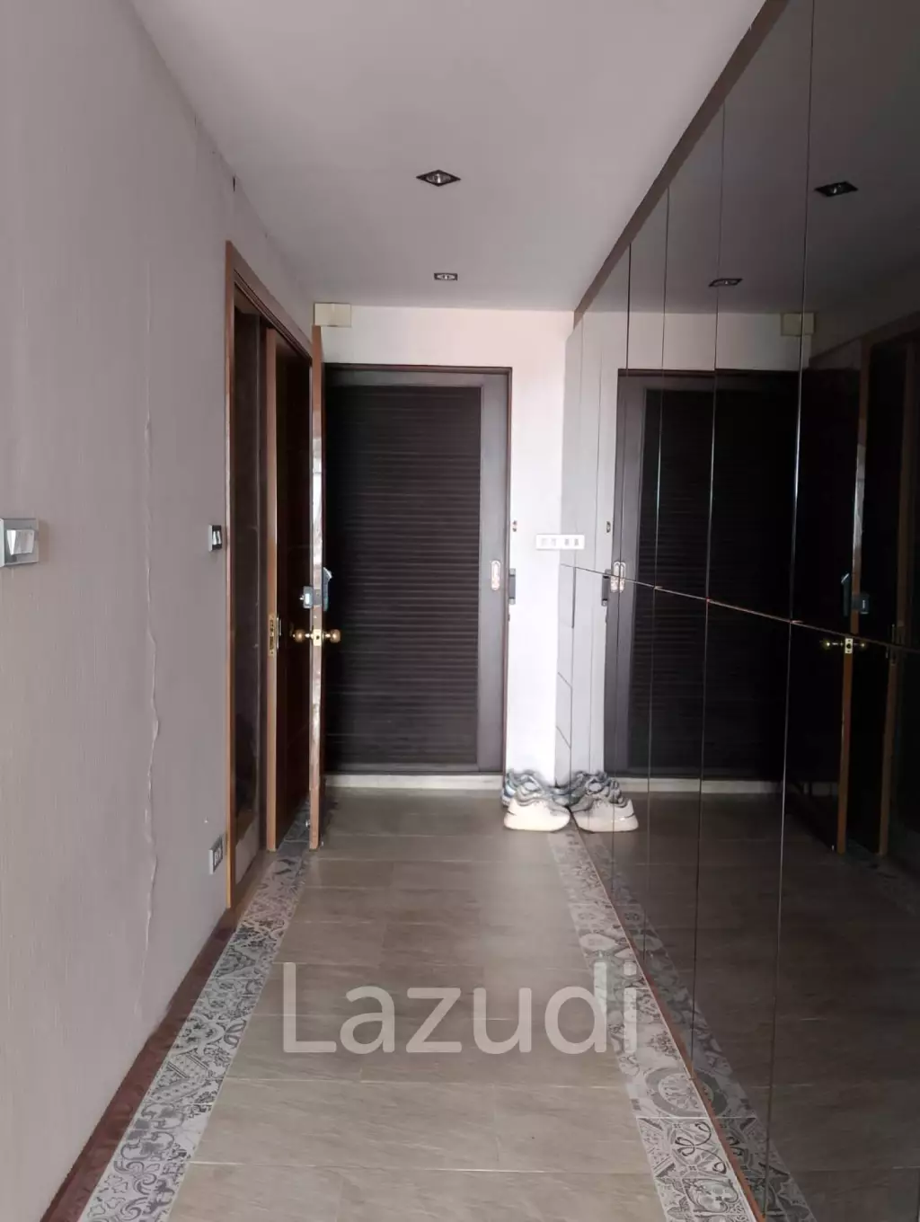 spacieous 1 bed 2 bath condo on 9th floor for sale