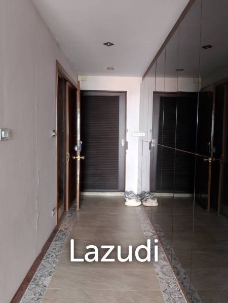 spacieous 1 bed 2 bath condo on 9th floor for sale