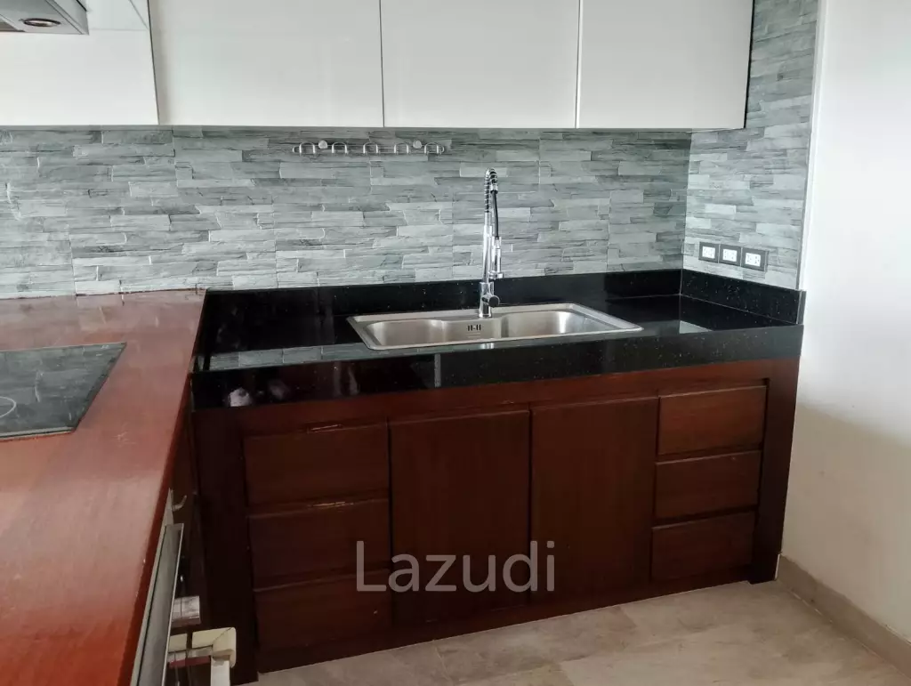 spacieous 1 bed 2 bath condo on 9th floor for sale
