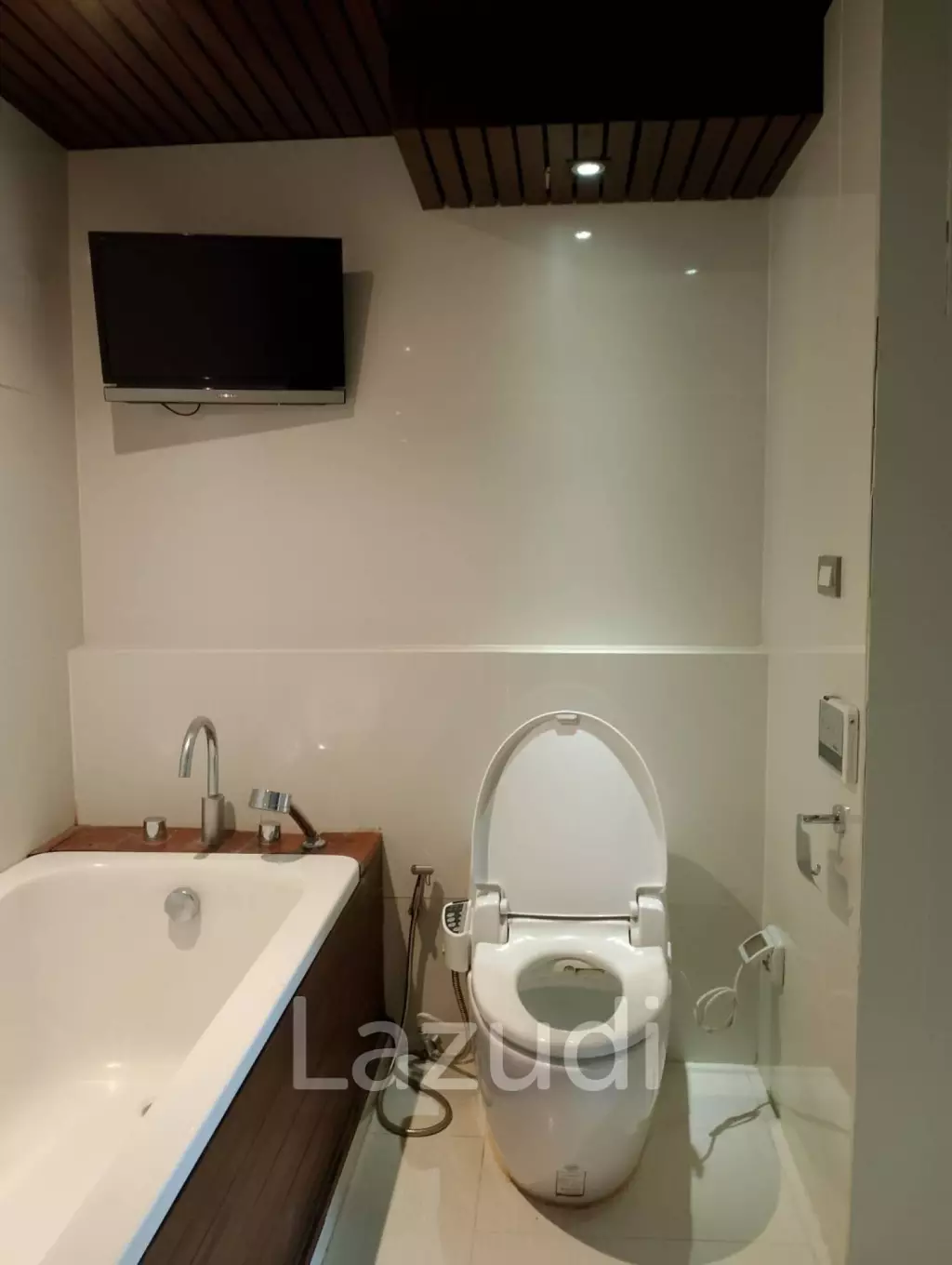 spacieous 1 bed 2 bath condo on 9th floor for sale