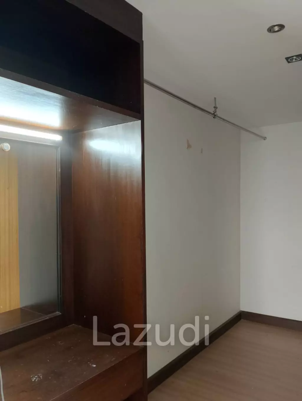 spacieous 1 bed 2 bath condo on 9th floor for sale