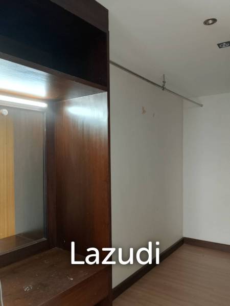 spacieous 1 bed 2 bath condo on 9th floor for sale