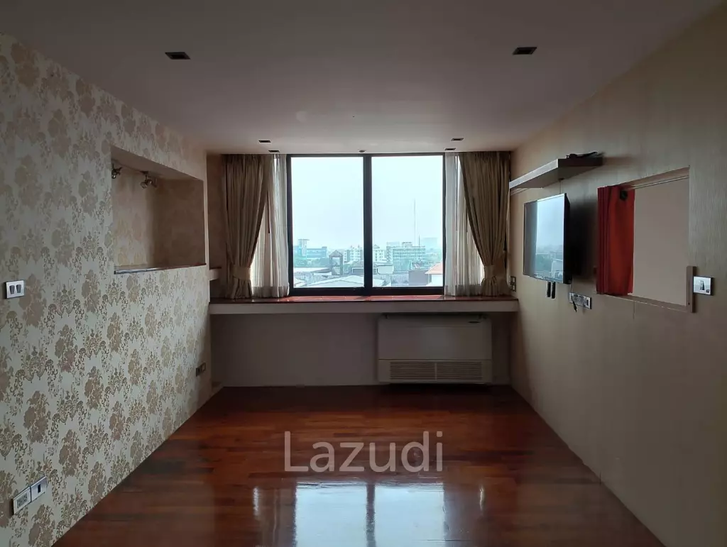 spacieous 1 bed 2 bath condo on 9th floor for sale