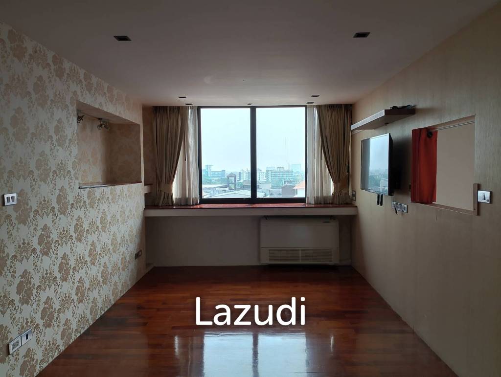 spacieous 1 bed 2 bath condo on 9th floor for sale