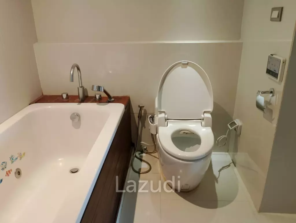 spacieous 1 bed 2 bath condo on 9th floor for sale