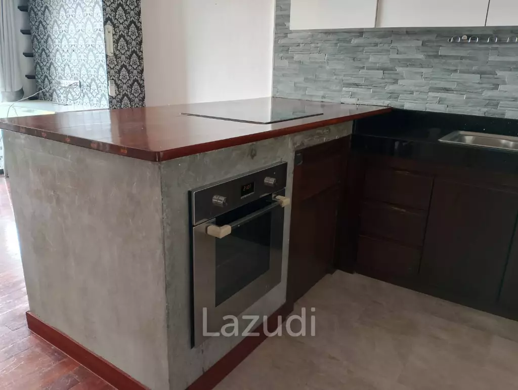 spacieous 1 bed 2 bath condo on 9th floor for sale