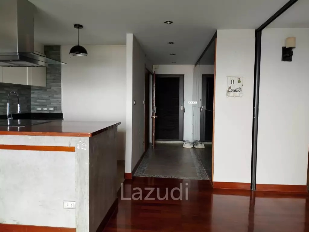 spacieous 1 bed 2 bath condo on 9th floor for sale