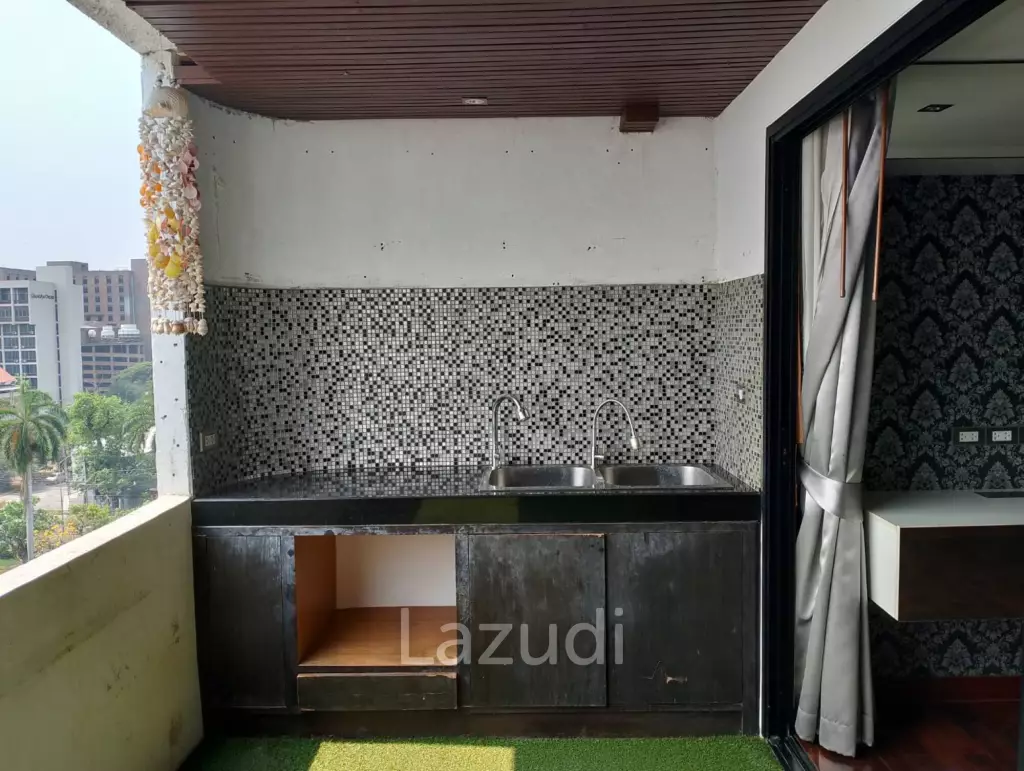 spacieous 1 bed 2 bath condo on 9th floor for sale