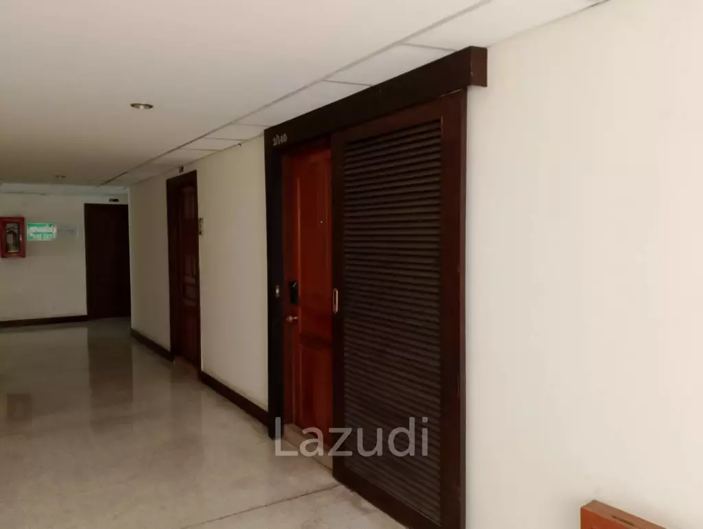 spacieous 1 bed 2 bath condo on 9th floor for sale