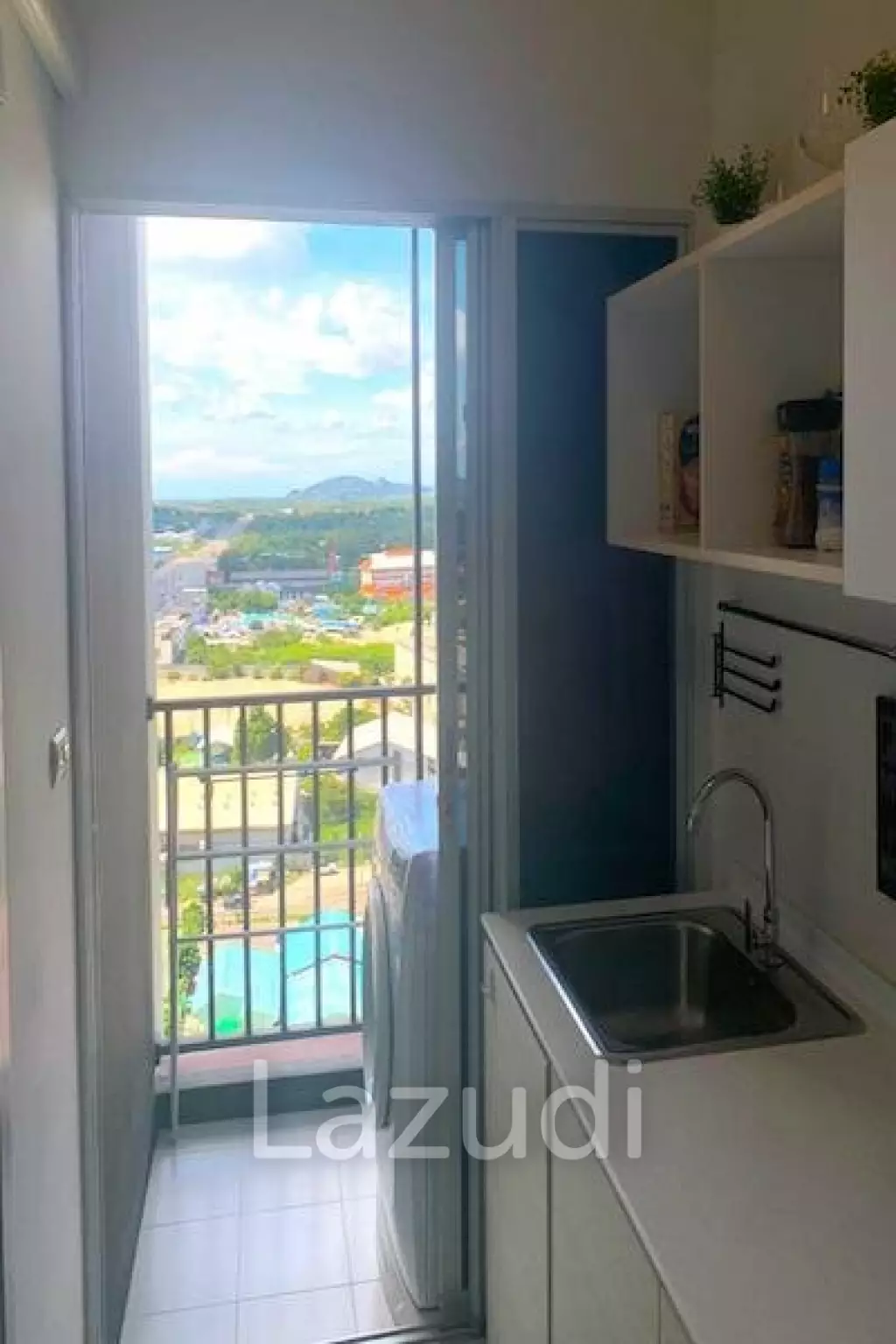 Immaculately presented studio condominium