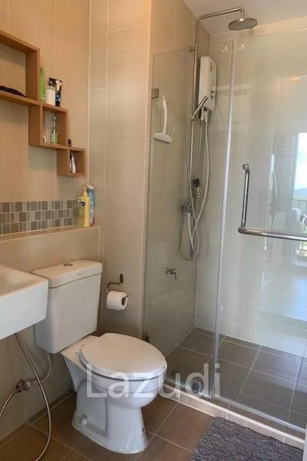 Immaculately presented studio condominium
