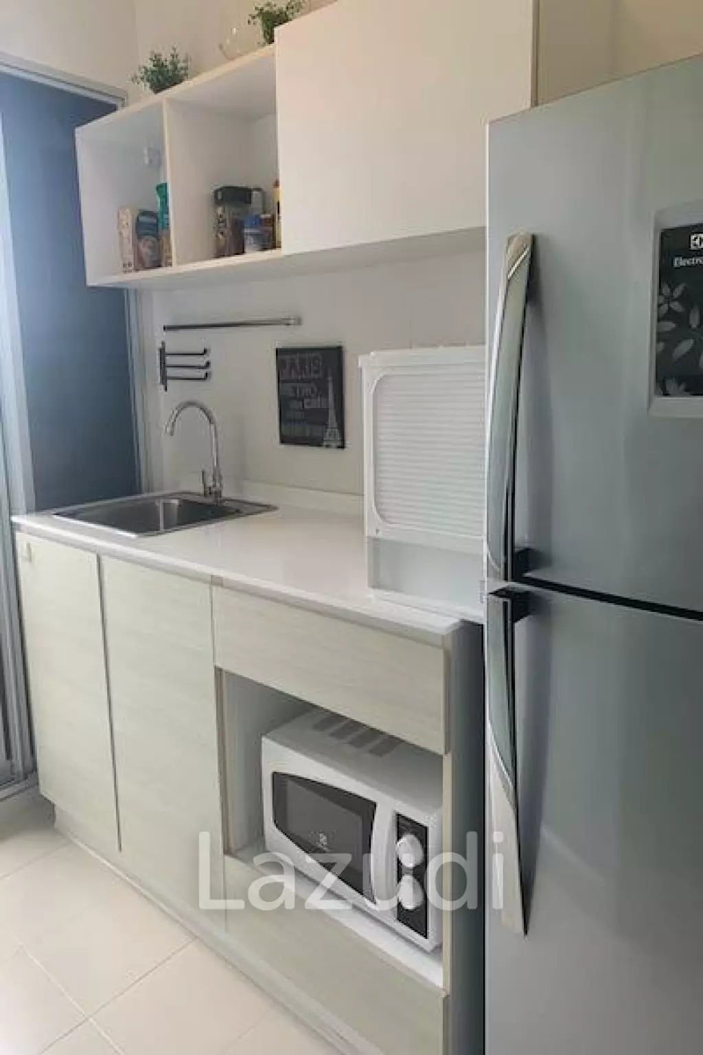 Immaculately presented studio condominium