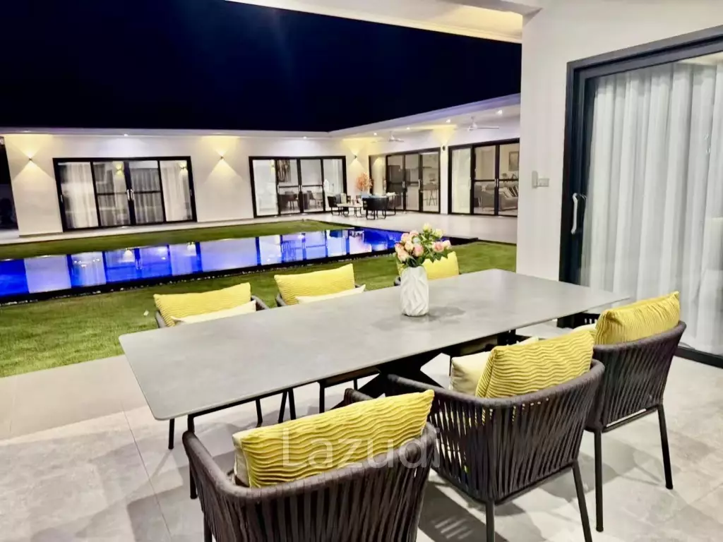 Black Mountain: Pool villa with 5 bedrooms and 5 bathrooms