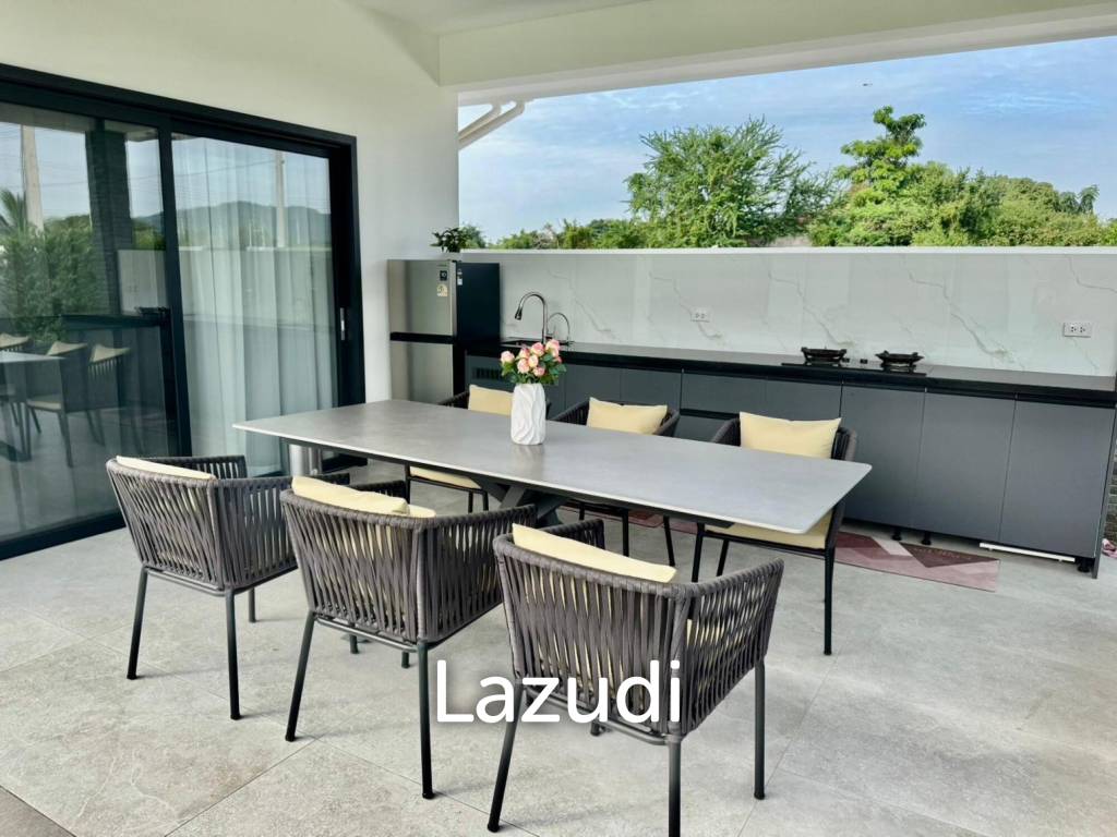 Black Mountain: Pool villa with 5 bedrooms and 5 bathrooms