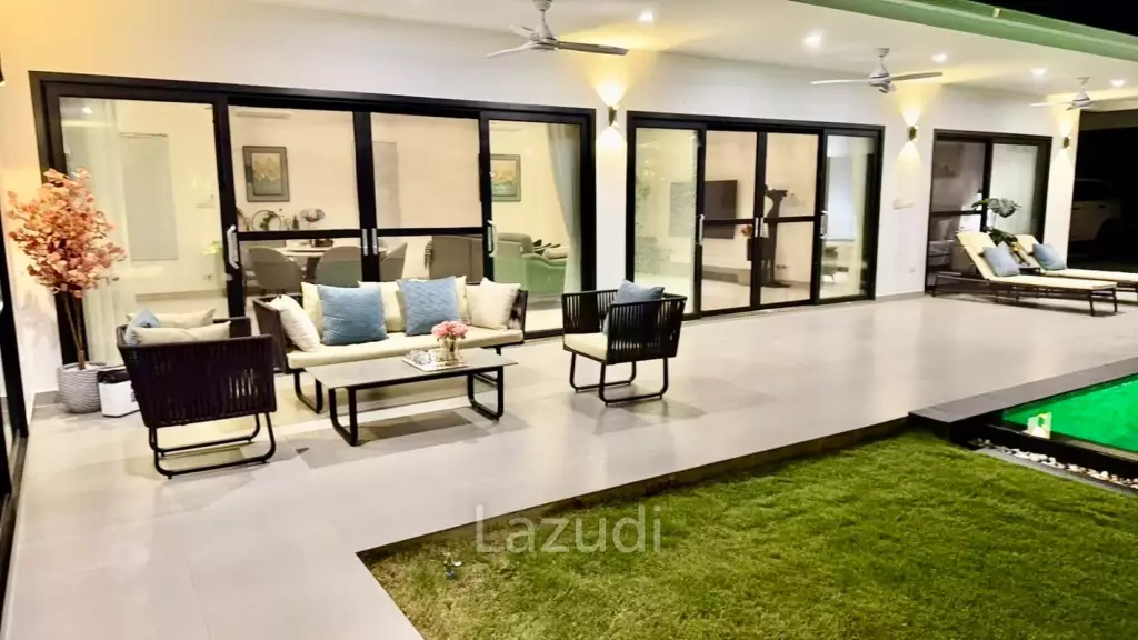 Black Mountain: Pool villa with 5 bedrooms and 5 bathrooms