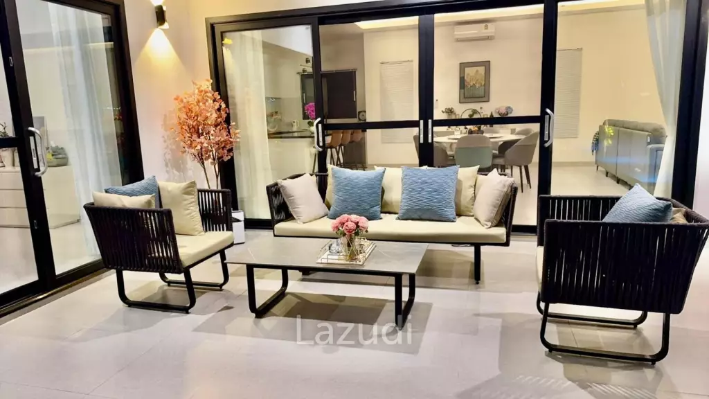 Black Mountain: Pool villa with 5 bedrooms and 5 bathrooms
