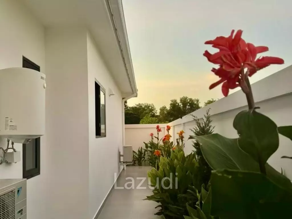Black Mountain: Pool villa with 5 bedrooms and 5 bathrooms