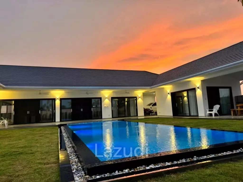 Black Mountain: Pool villa with 5 bedrooms and 5 bathrooms